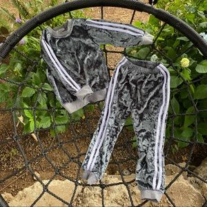 NWOT 5-6t velvet 2 piece tracksuit
